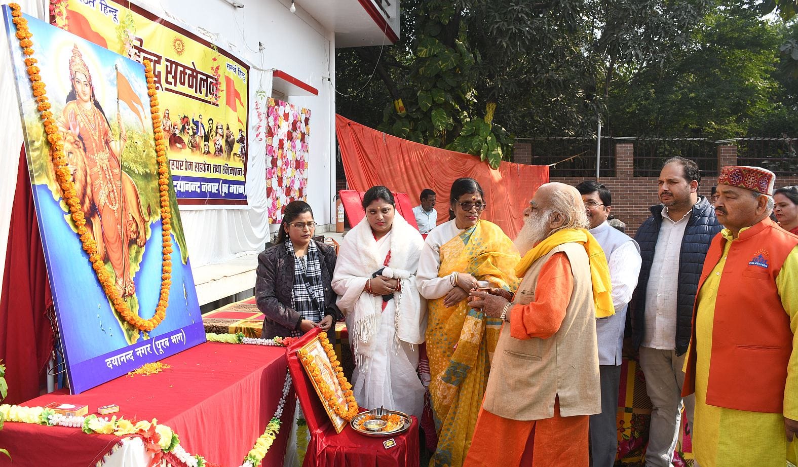 हिंदू सम्मेलन समिति दयानंद के सम्मेलन में पुष्प अर्पित करते समिति के सदस्य। -संवाद