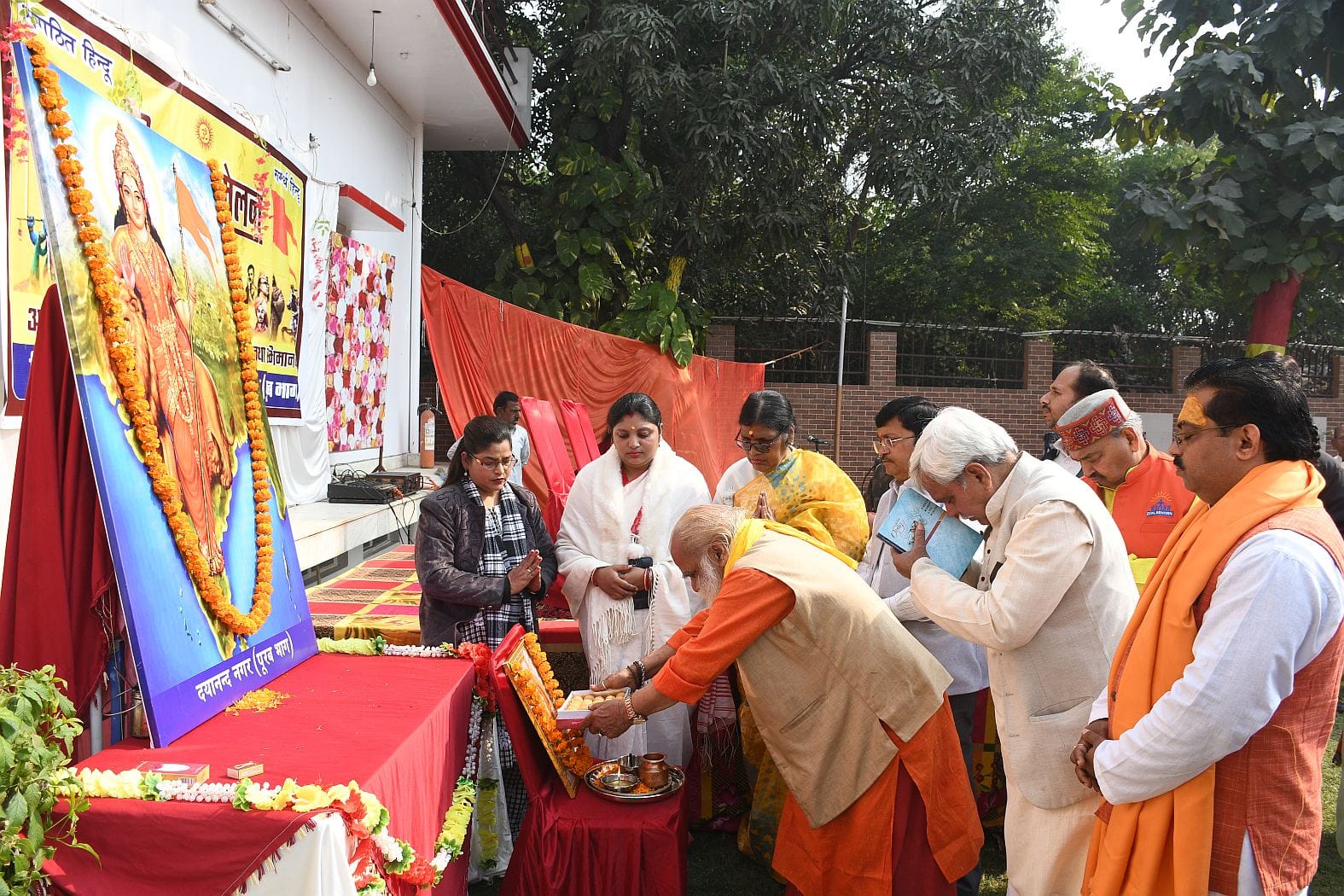 हिंदू सम्मेलन समिति दयानंद के सम्मेलन में पुष्प अर्पित करते समिति के सदस्य। -संवाद