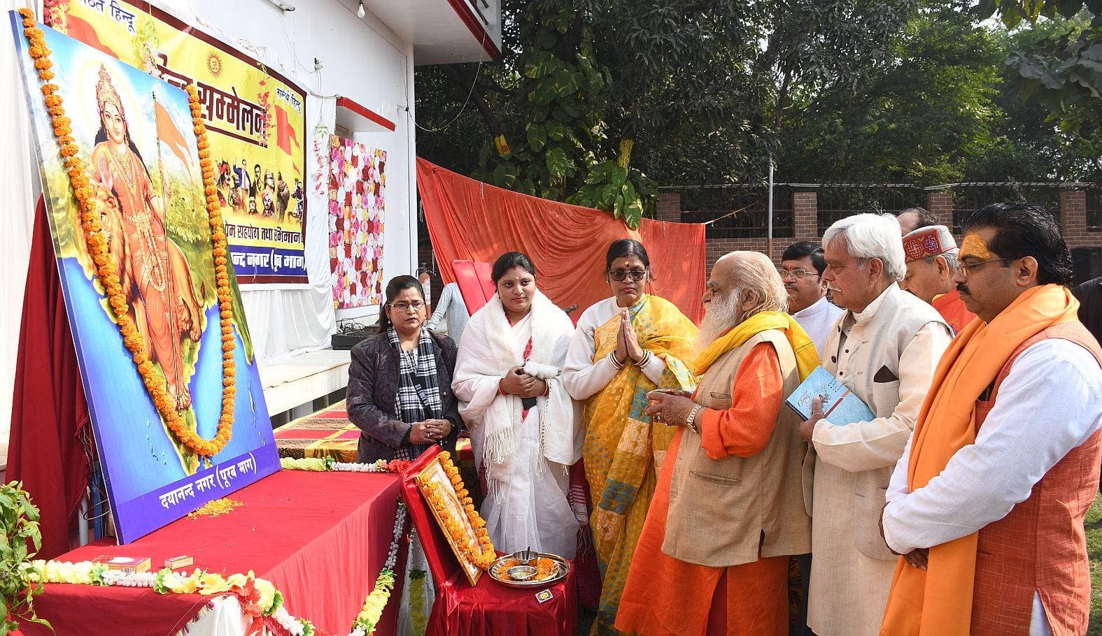 हिंदू सम्मेलन समिति दयानंद के सम्मेलन में पुष्प अर्पित करते समिति के सदस्य। -संवाद