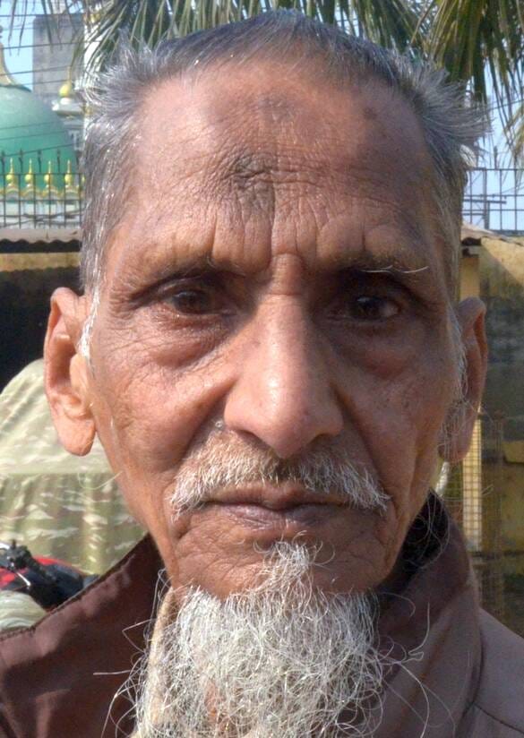 इस्लामियां इंटर कॉलेज मतदान केंद्र पर आपत्ति दर्ज कराते वोटर। संवाद इस्लामियां इंटर कॉलेज मतदान केंद्र पर आपत्ति दर्ज कराते वोटर। संवाद