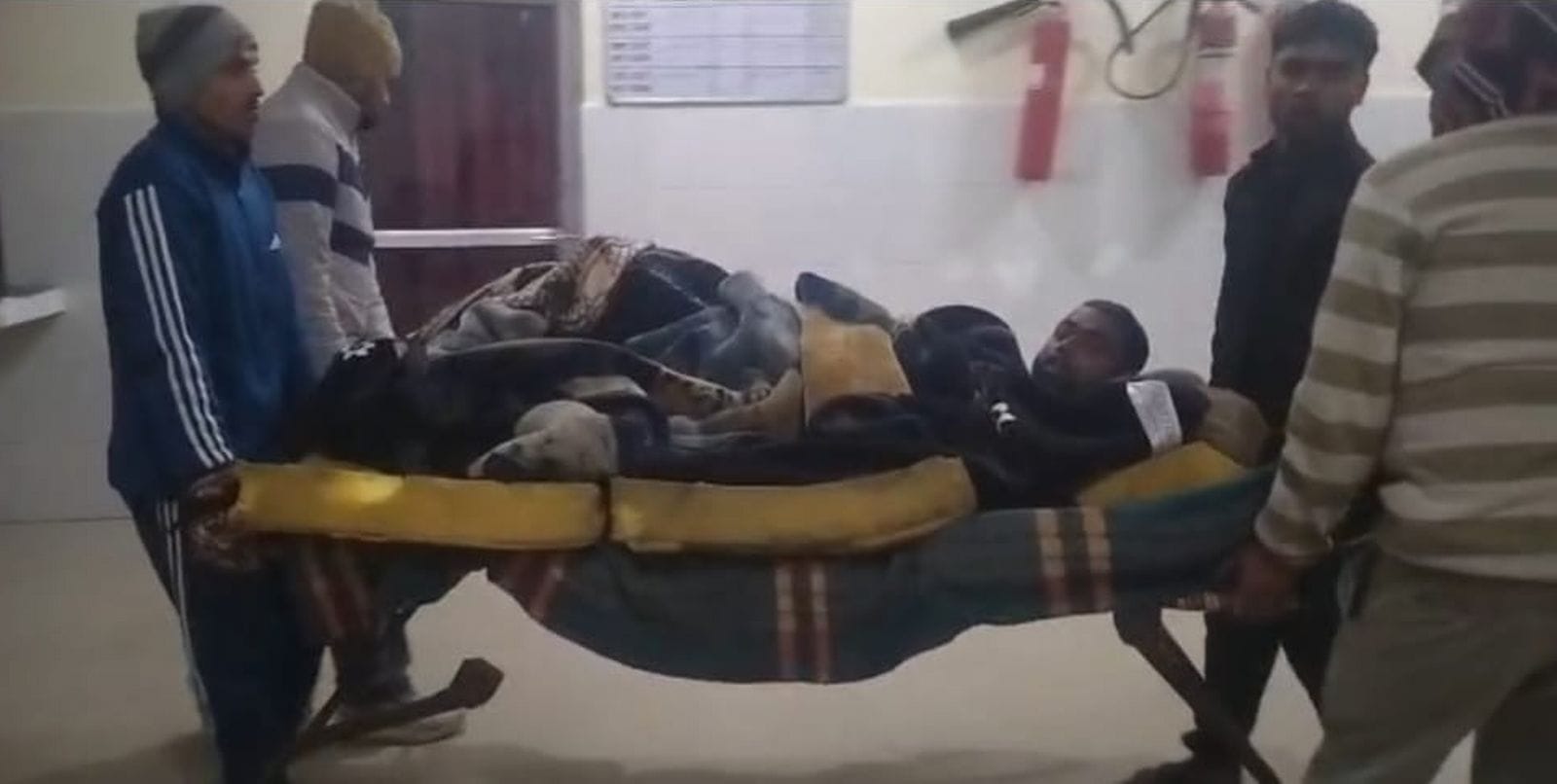 जिला अस्पताल की इंमरजेंसी में चारपाई पर मरीज काे लेकर पहुंचे तअीमारदार। स्रोत- वायरल वीडियो जिला अस्पताल की इंमरजेंसी में चारपाई पर मरीज काे लेकर पहुंचे तअीमारदार। स्रोत- वायरल वीडियो
