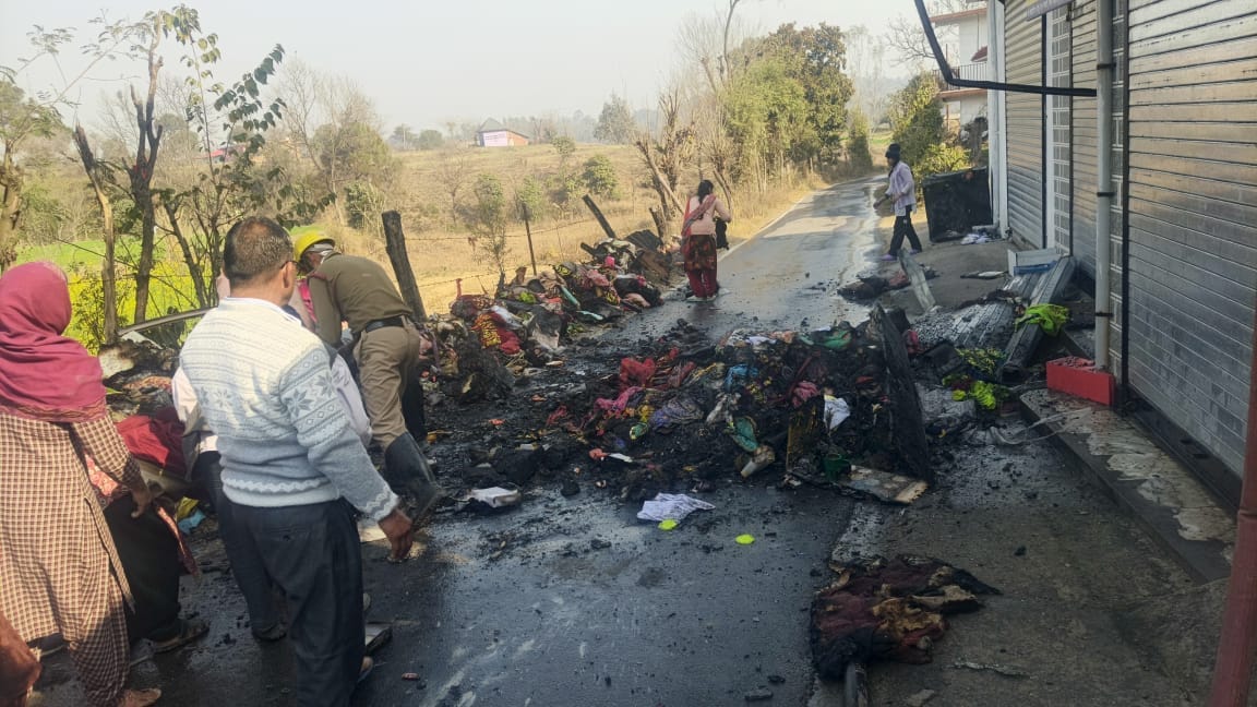 झंडूता के तरैलू में दुकान में लगी आग को बूझाते दमकल विभाग के कर्मचारी। स्रोत: जागरूक पाठक झंडूता के तरैलू में दुकान में लगी आग को बूझाते दमकल विभाग के कर्मचारी। स्रोत: जागरूक पाठक