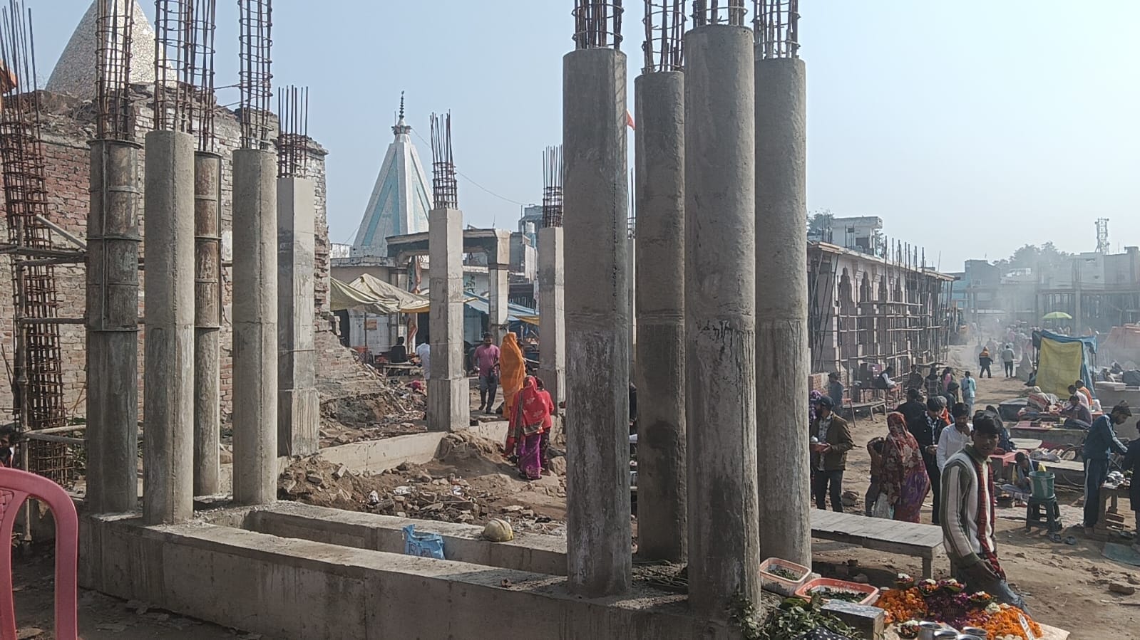 कॉरिडोर के निर्माणाधीन मुख्य द्वार के सामने खड़ा राजस्थान से लाए गए पत्थर भरा ट्रक। संवाद