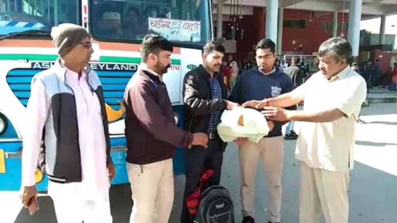 करनाल के आईटीआई चौक पर मैनेजर देवेंद्र का लैपटॉप लौटाते सोनीपत डिपो रोडवेज चालक अशोक और परिचालक करनाल के आईटीआई चौक पर मैनेजर देवेंद्र का लैपटॉप लौटाते सोनीपत डिपो रोडवेज चालक अशोक और परिचालक