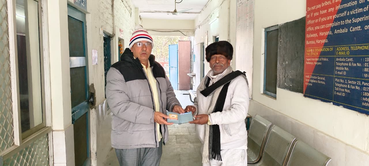 करनाल के आईटीआई चौक पर मैनेजर देवेंद्र का लैपटॉप लौटाते सोनीपत डिपो रोडवेज चालक अशोक और परिचालक करनाल के आईटीआई चौक पर मैनेजर देवेंद्र का लैपटॉप लौटाते सोनीपत डिपो रोडवेज चालक अशोक और परिचालक