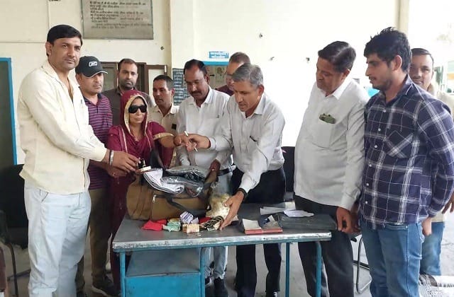 करनाल के आईटीआई चौक पर मैनेजर देवेंद्र का लैपटॉप लौटाते सोनीपत डिपो रोडवेज चालक अशोक और परिचालक करनाल के आईटीआई चौक पर मैनेजर देवेंद्र का लैपटॉप लौटाते सोनीपत डिपो रोडवेज चालक अशोक और परिचालक