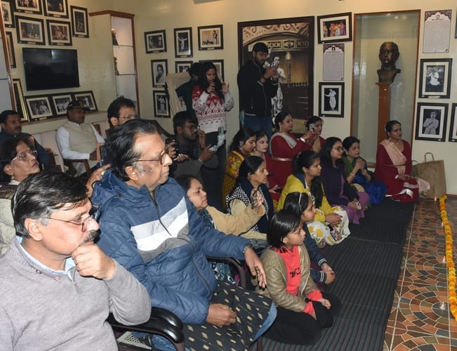 कथक की प्रस्तुति का आनंद लेते दर्शक। -संवाद कथक की प्रस्तुति का आनंद लेते दर्शक। -संवाद