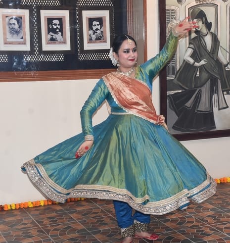 कथक की प्रस्तुति का आनंद लेते दर्शक। -संवाद कथक की प्रस्तुति का आनंद लेते दर्शक। -संवाद