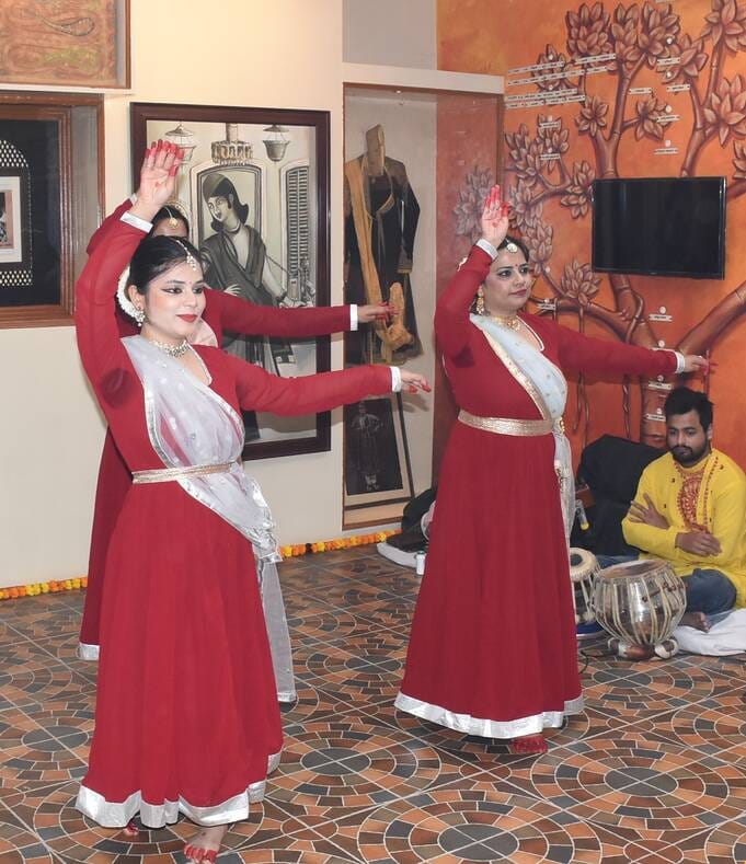 कथक की प्रस्तुति का आनंद लेते दर्शक। -संवाद कथक की प्रस्तुति का आनंद लेते दर्शक। -संवाद