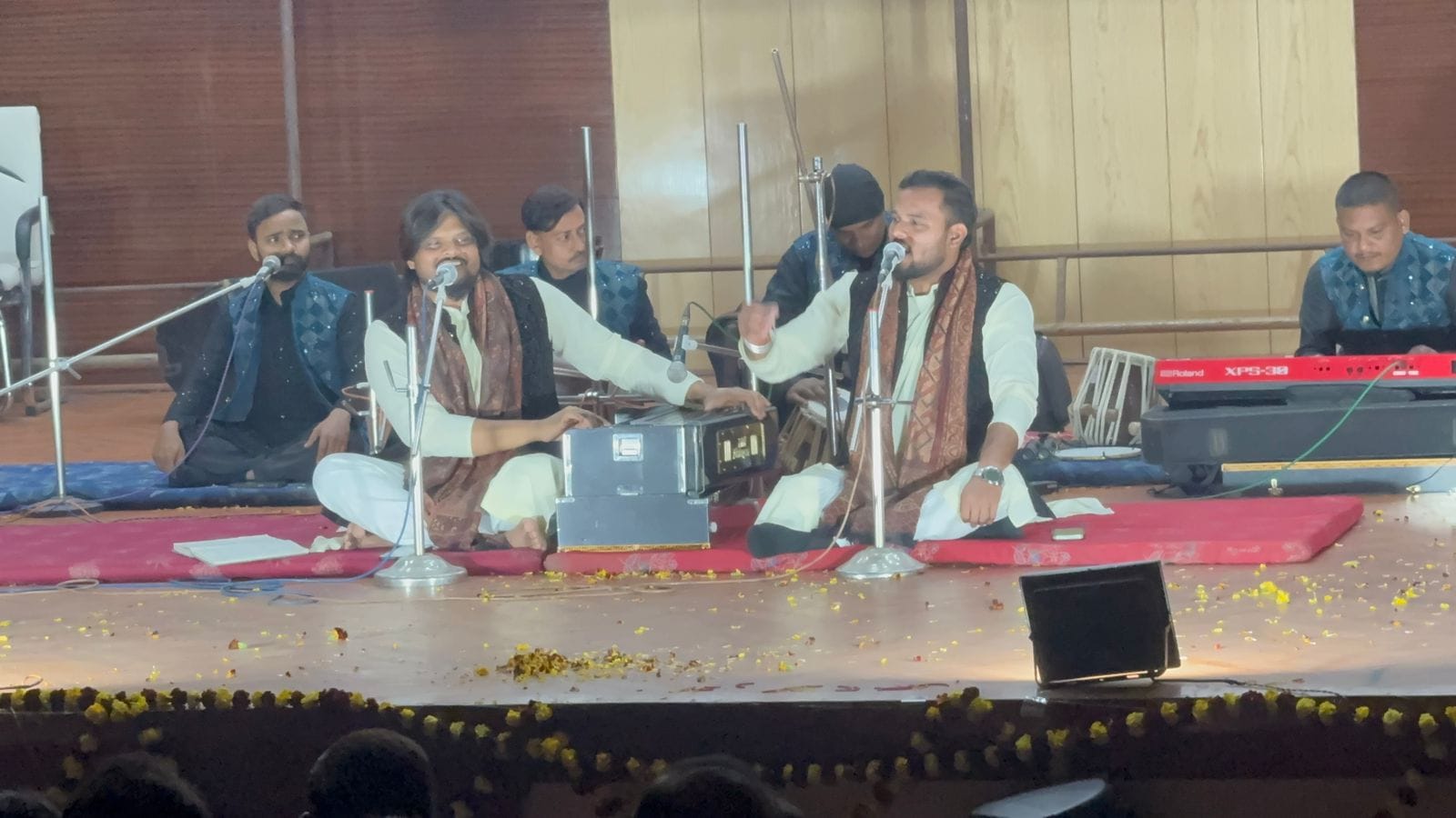 कव्वाली व स्टैंडअप कॉमेडी ने बांधा समा