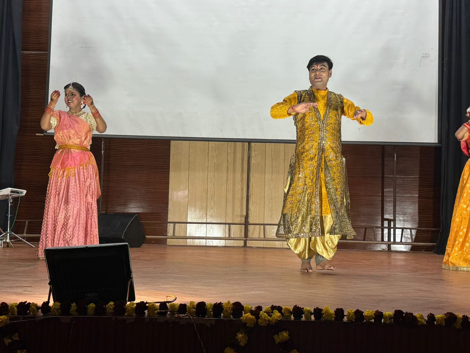 कव्वाली व स्टैंडअप कॉमेडी ने बांधा समा