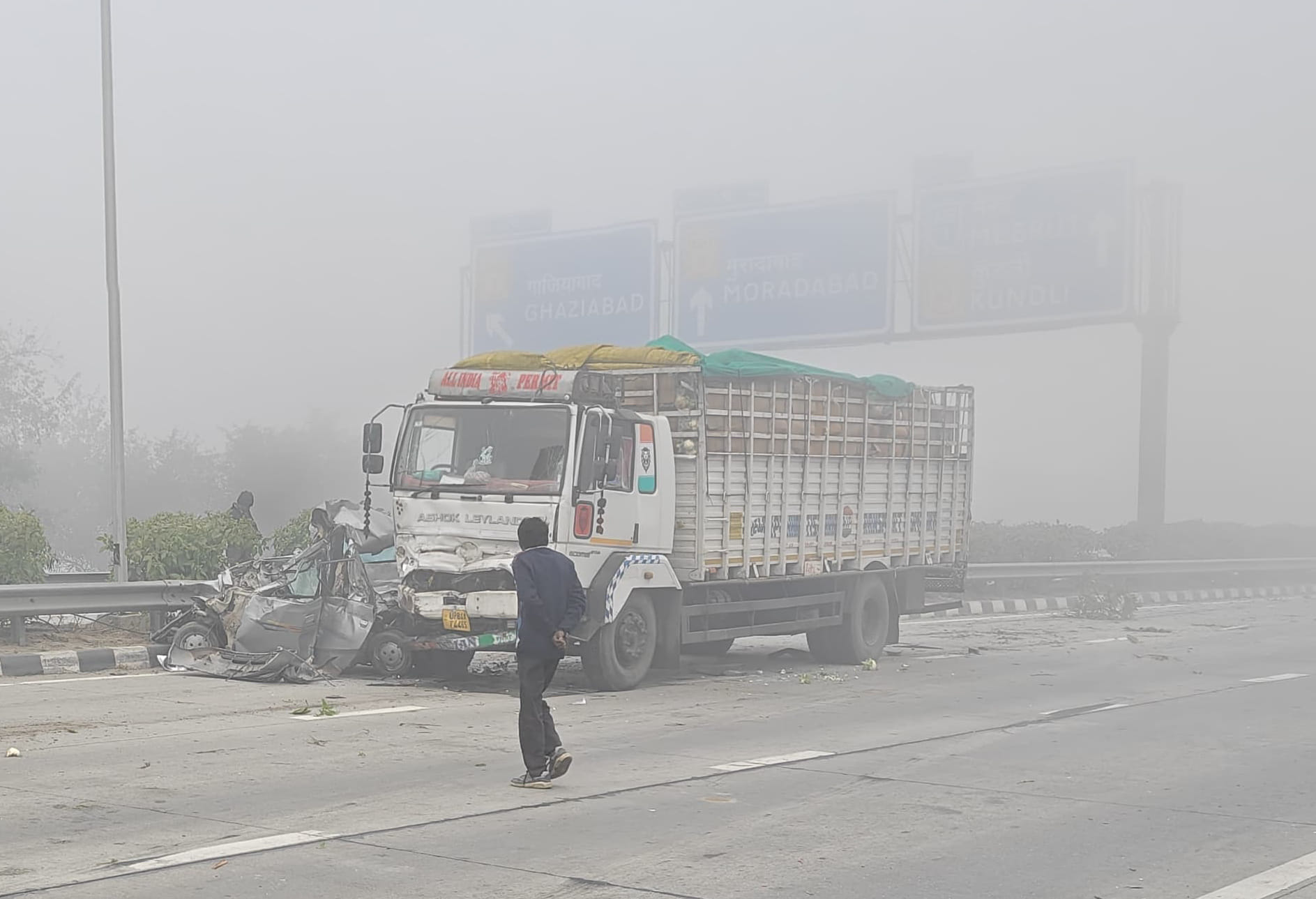 लोनी भोपुरा रोड पर ट्रक के नीचे कुचली बाइक। स्रोत: वीडियोग्रैब लोनी भोपुरा रोड पर ट्रक के नीचे कुचली बाइक। स्रोत: वीडियोग्रैब