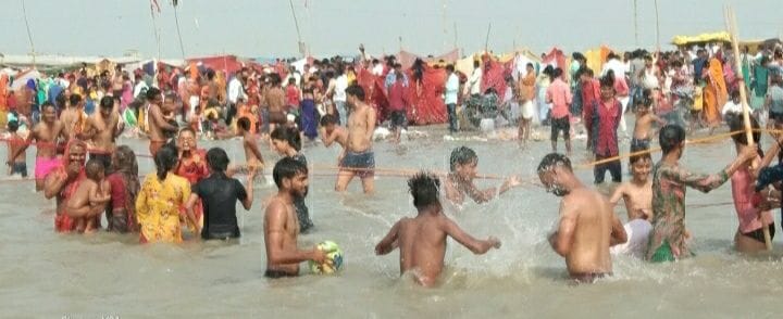 मिर्जापुर में माघ मेले में खरीदारी करतीं युवतियां। स्रोत: जागरूक पाठक मिर्जापुर में माघ मेले में खरीदारी करतीं युवतियां। स्रोत: जागरूक पाठक