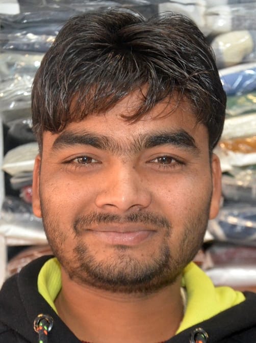 मोहल्ला तारीन टिकली मार्ग पर उखड़ी सड़क से निकलते लोग। संवाद