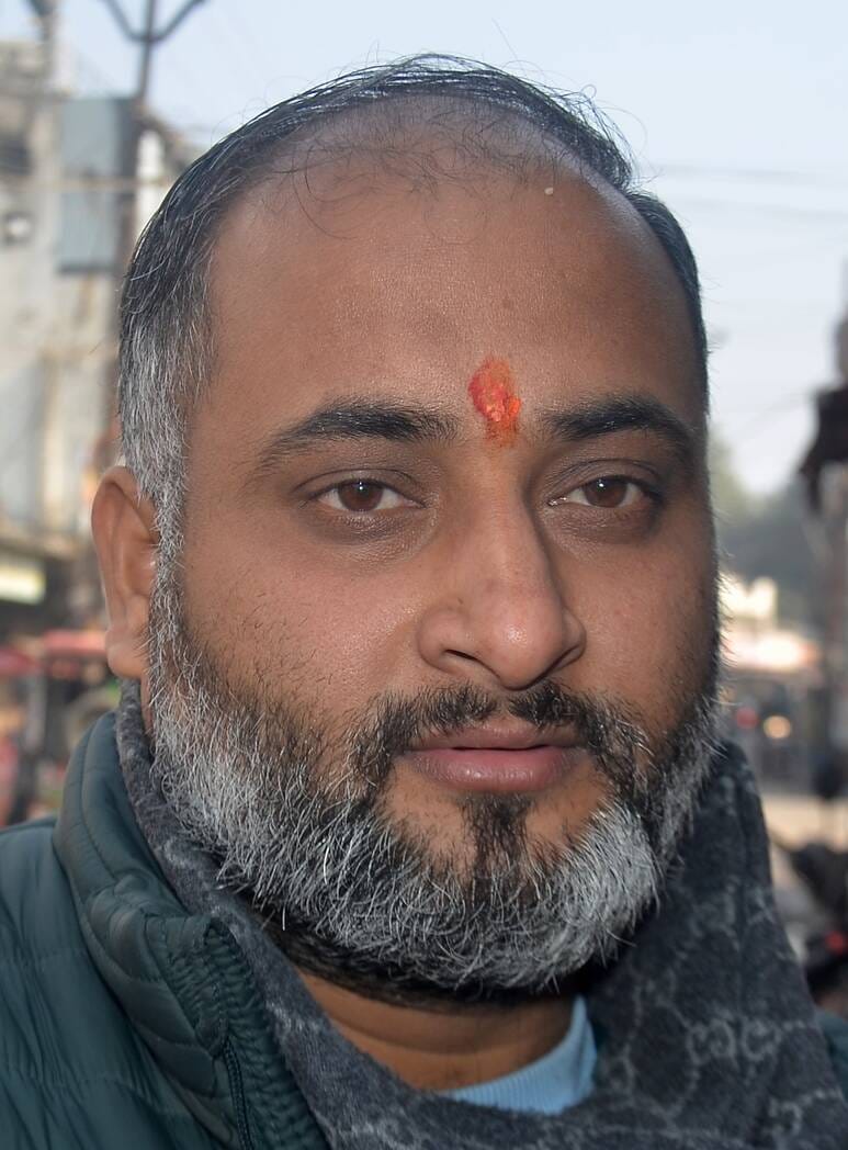 मोहल्ला तारीन टिकली मार्ग पर उखड़ी सड़क से निकलते लोग। संवाद