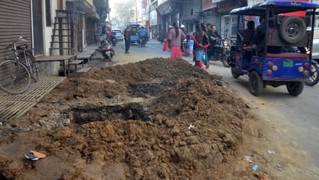 मोहल्ला तारीन टिकली मार्ग पर उखड़ी सड़क से निकलते लोग। संवाद