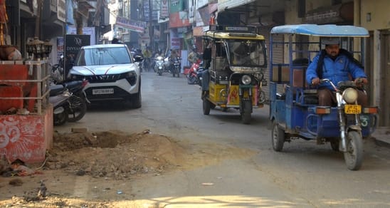 मोहल्ला तारीन टिकली मार्ग पर उखड़ी सड़क से निकलते लोग। संवाद