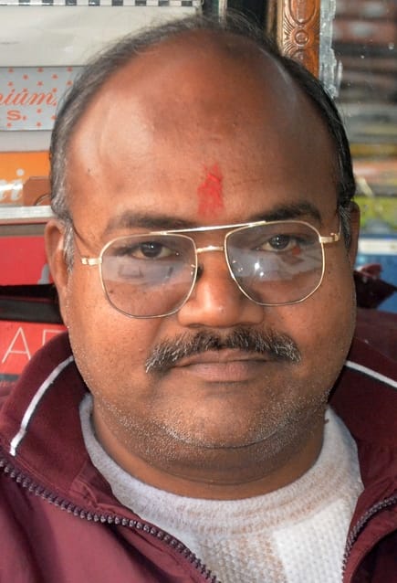 मोहल्ला तारीन टिकली मार्ग पर उखड़ी सड़क से निकलते लोग। संवाद