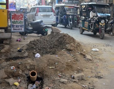 मोहल्ला तारीन टिकली मार्ग पर उखड़ी सड़क से निकलते लोग। संवाद