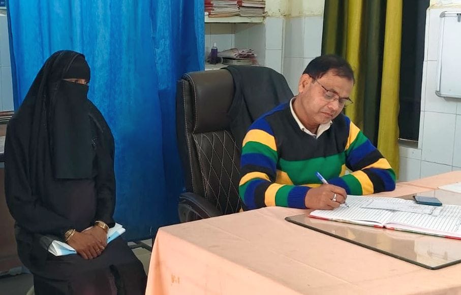 मंझनपुर स्थित अर्बन प्राथमिक स्वास्थ्य केंद्र में मरीजों का उपचार करती डाॅक्टर। संवाद मंझनपुर स्थित अर्बन प्राथमिक स्वास्थ्य केंद्र में मरीजों का उपचार करती डाॅक्टर। संवाद