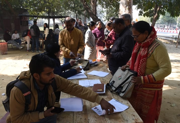 मतदाता सूची देखने पहुंचे लोग। मतदाता सूची देखने पहुंचे लोग।
