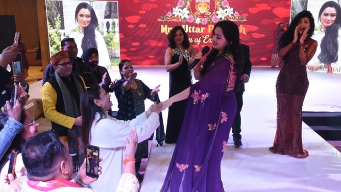 निरालानगर सि्थत होटल में रविवार को निजी संस्था की ओर से मिस एवं मिसेज उत्तर प्रदेश क्वीन ऑफ एक् निरालानगर सि्थत होटल में रविवार को निजी संस्था की ओर से मिस एवं मिसेज उत्तर प्रदेश क्वीन ऑफ एक्