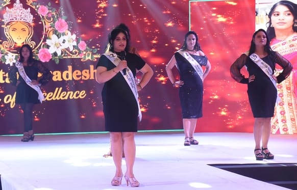निरालानगर सि्थत होटल में रविवार को निजी संस्था की ओर से मिस एवं मिसेज उत्तर प्रदेश क्वीन ऑफ एक् निरालानगर सि्थत होटल में रविवार को निजी संस्था की ओर से मिस एवं मिसेज उत्तर प्रदेश क्वीन ऑफ एक्