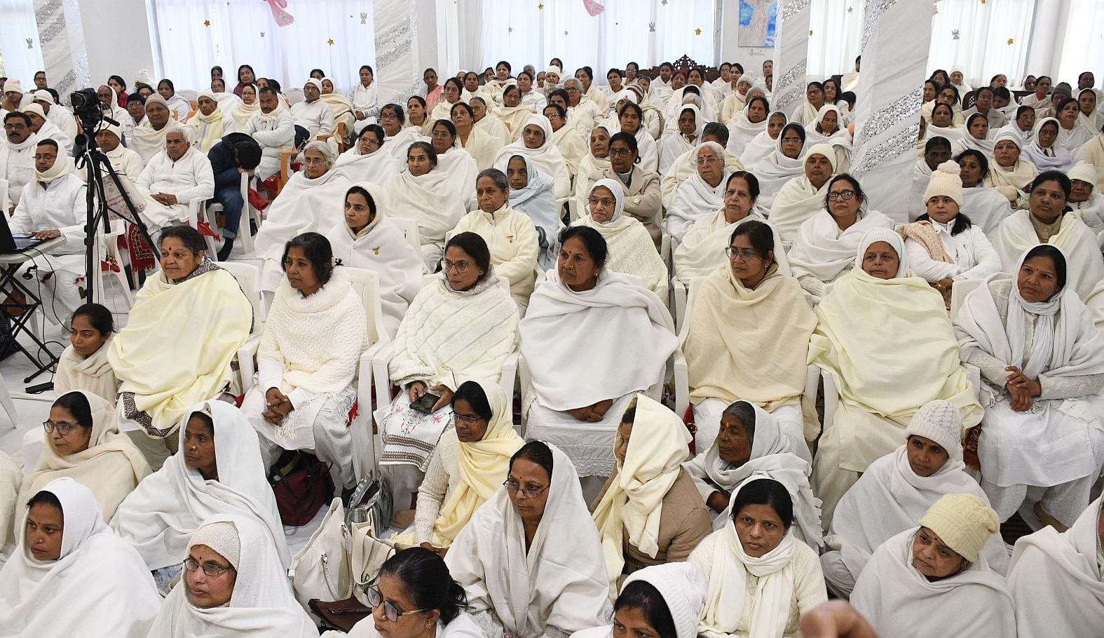 राजयोगिनी राधा दीदी को सुनते ब्रह्माकुमारीज के सदस्य। -संवाद राजयोगिनी राधा दीदी को सुनते ब्रह्माकुमारीज के सदस्य। -संवाद