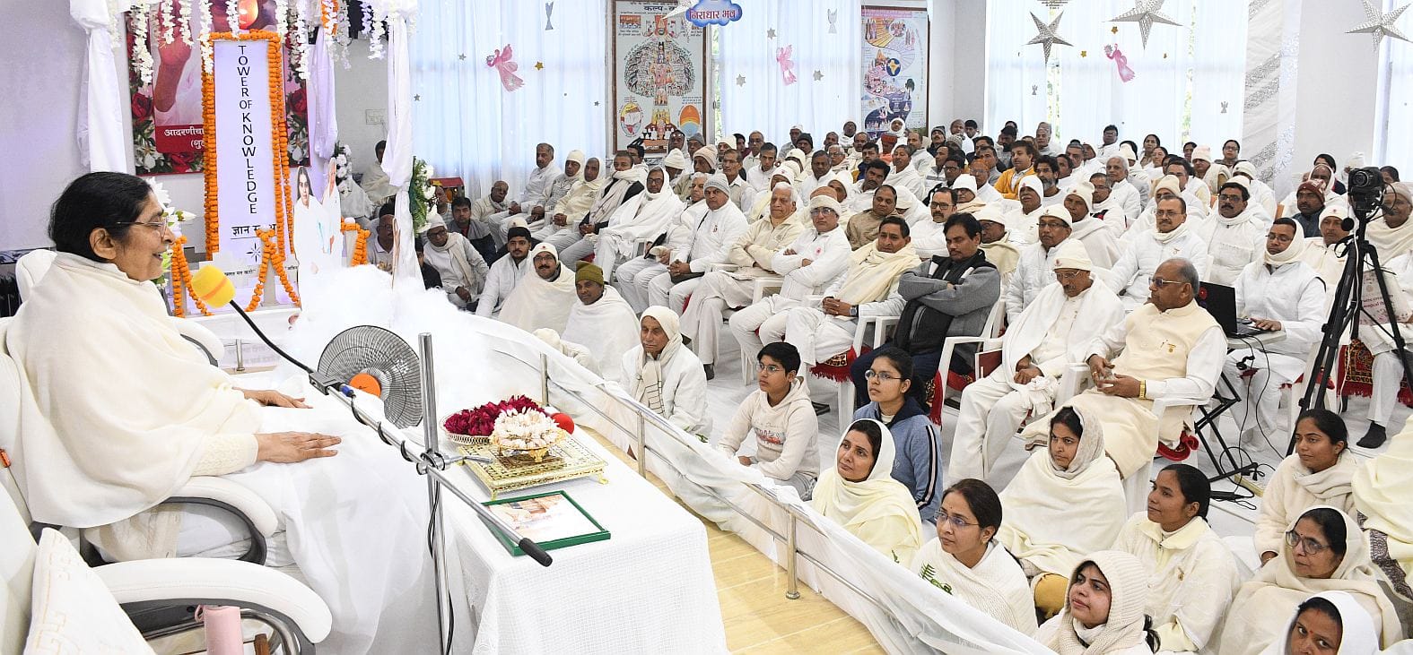 राजयोगिनी राधा दीदी को सुनते ब्रह्माकुमारीज के सदस्य। -संवाद राजयोगिनी राधा दीदी को सुनते ब्रह्माकुमारीज के सदस्य। -संवाद