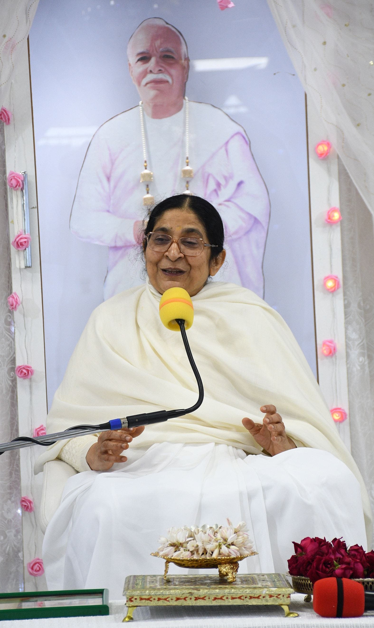 राजयोगिनी राधा दीदी को सुनते ब्रह्माकुमारीज के सदस्य। -संवाद राजयोगिनी राधा दीदी को सुनते ब्रह्माकुमारीज के सदस्य। -संवाद