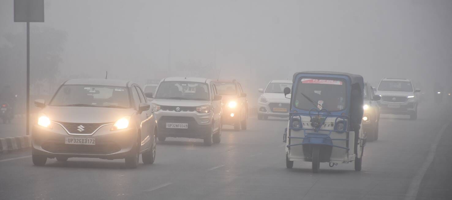 रविवार की सुबह लखनऊ में कोहरे का नजारा। 
