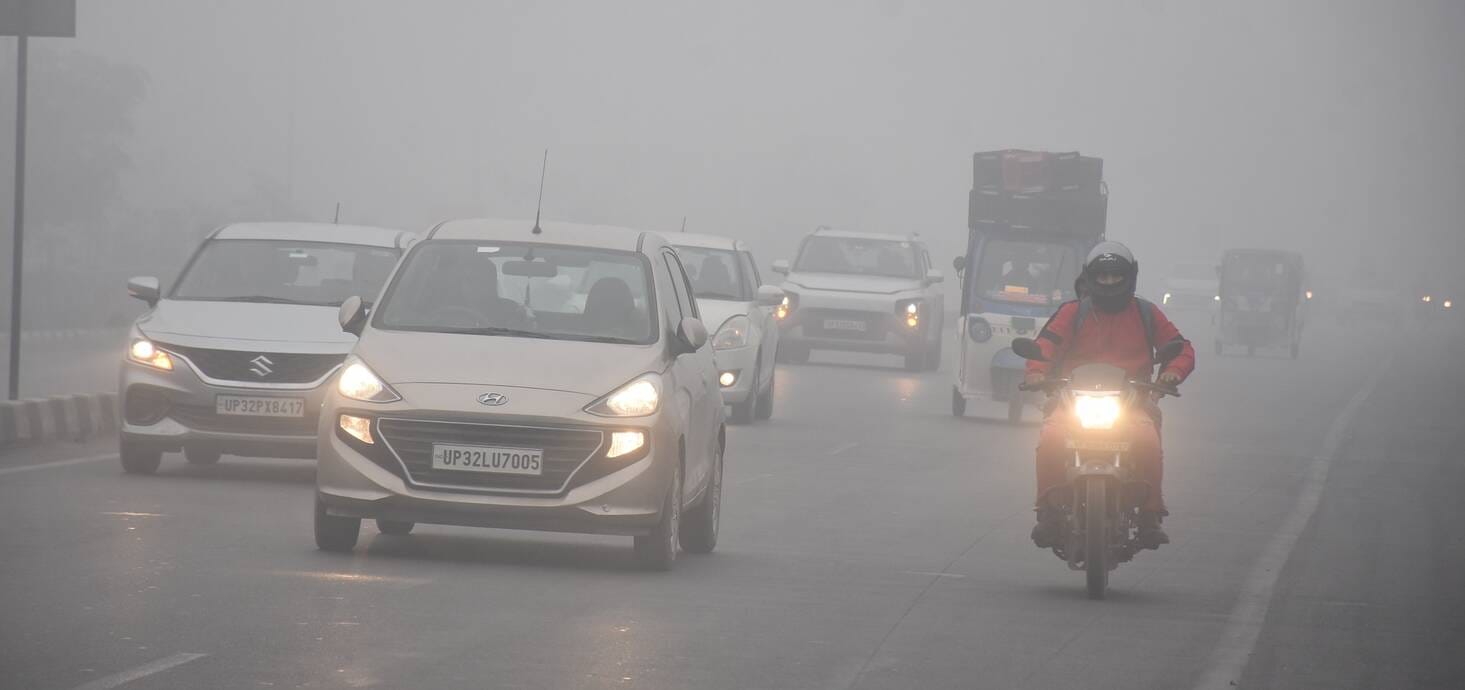 रविवार की सुबह लखनऊ में कोहरे का नजारा। 
