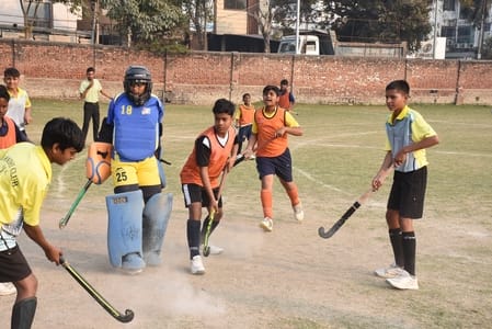 सब जूनियर हाॅकी प्रतियोगिता का खिताब जीतने वाली जमनलाल शर्मा एकादश की टीम व खेलते खिलाड़ी।