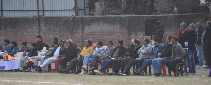 सब जूनियर हाॅकी प्रतियोगिता का खिताब जीतने वाली जमनलाल शर्मा एकादश की टीम व खेलते खिलाड़ी।