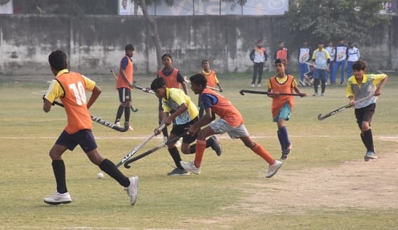 सब जूनियर हाॅकी प्रतियोगिता का खिताब जीतने वाली जमनलाल शर्मा एकादश की टीम व खेलते खिलाड़ी।