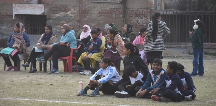 सब जूनियर हाॅकी प्रतियोगिता का खिताब जीतने वाली जमनलाल शर्मा एकादश की टीम व खेलते खिलाड़ी।