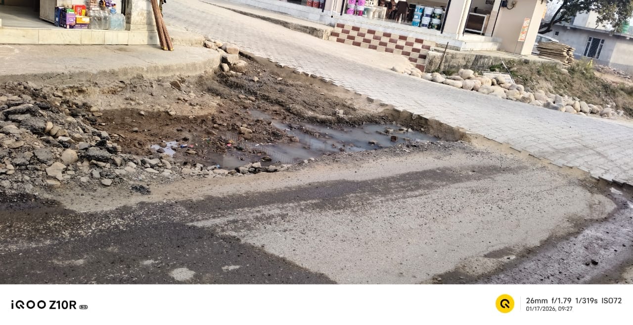 सुलगवान से मन्वी सड़क पर ठारा के पास लोक निर्माण विभाग की ओर से किया गया गड्ढा। स्रोत जागरूक पा