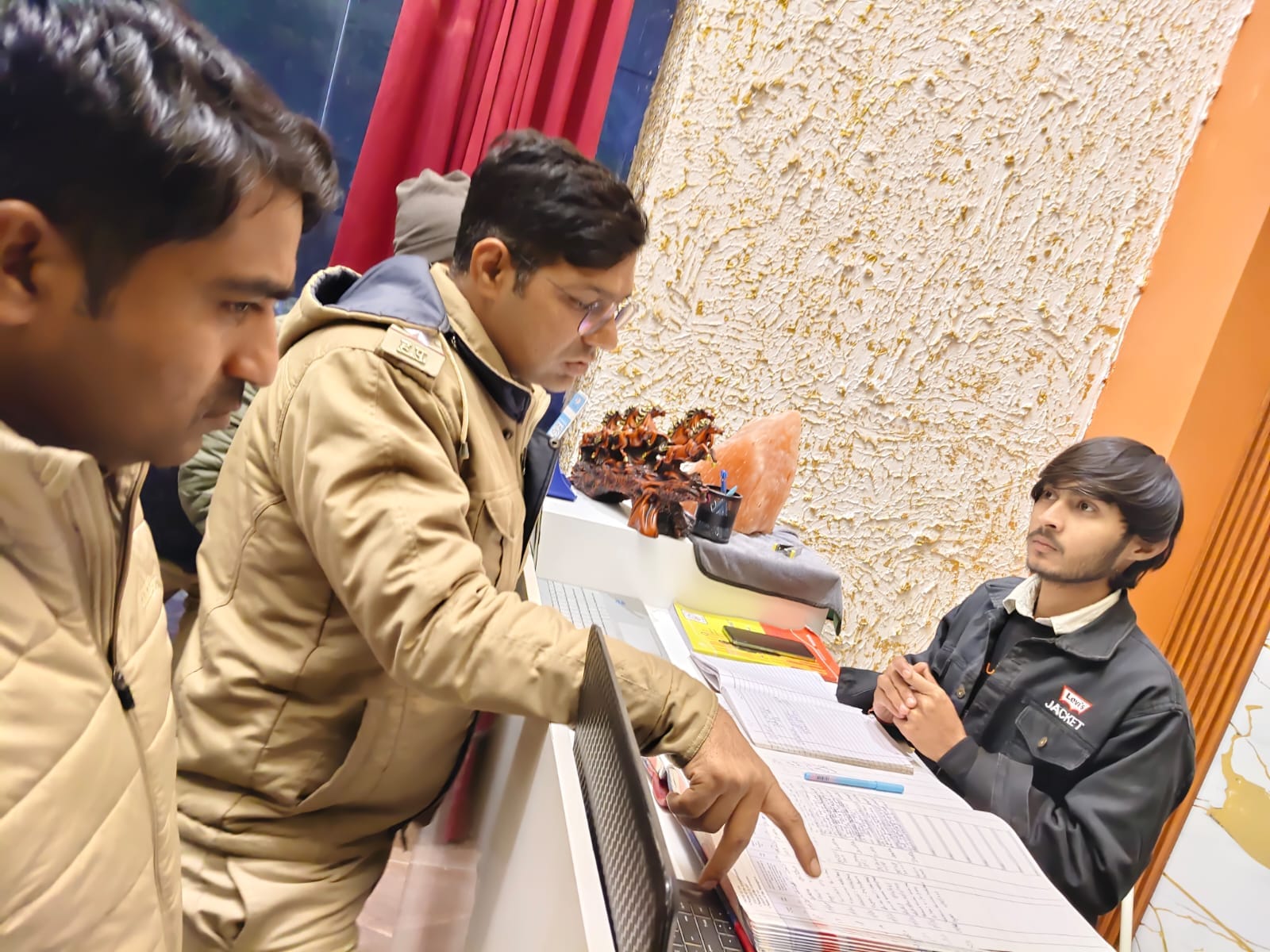 सोनीपत की बस्ती में पहुंचकर लोगों से पूछताछ करती पुलिस टीम। स्रोत: प्रवक्ता