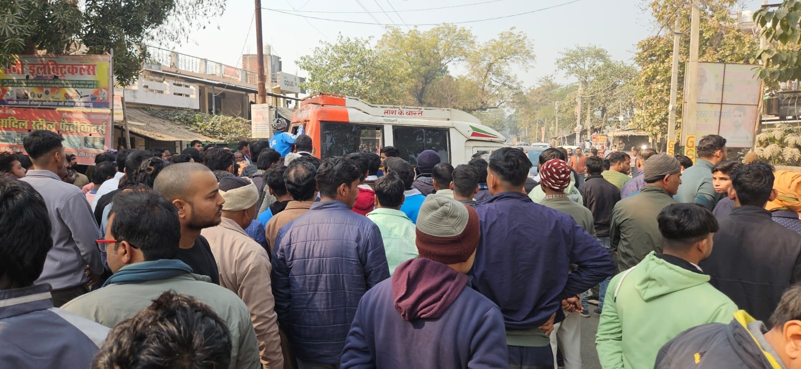 शव सड़क पर रखकर प्रदर्शन करते परिजन। शव सड़क पर रखकर प्रदर्शन करते परिजन।
