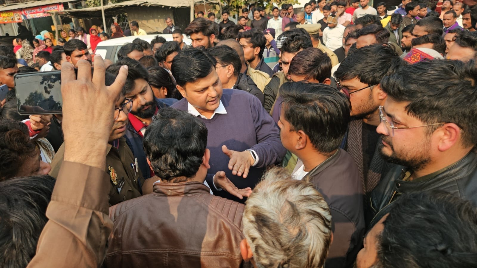 शव सड़क पर रखकर प्रदर्शन करते परिजन। शव सड़क पर रखकर प्रदर्शन करते परिजन।