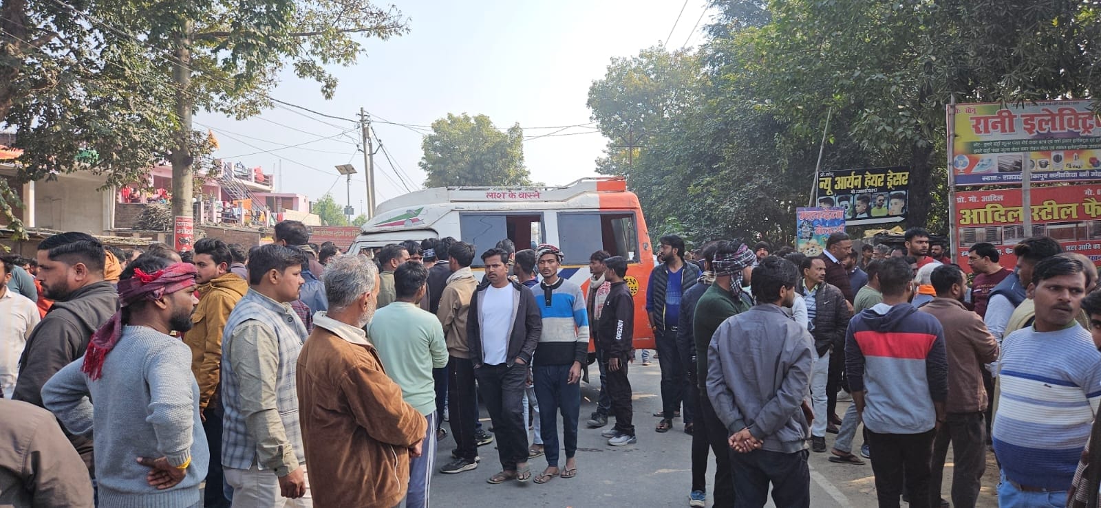 शव सड़क पर रखकर प्रदर्शन करते परिजन। शव सड़क पर रखकर प्रदर्शन करते परिजन।