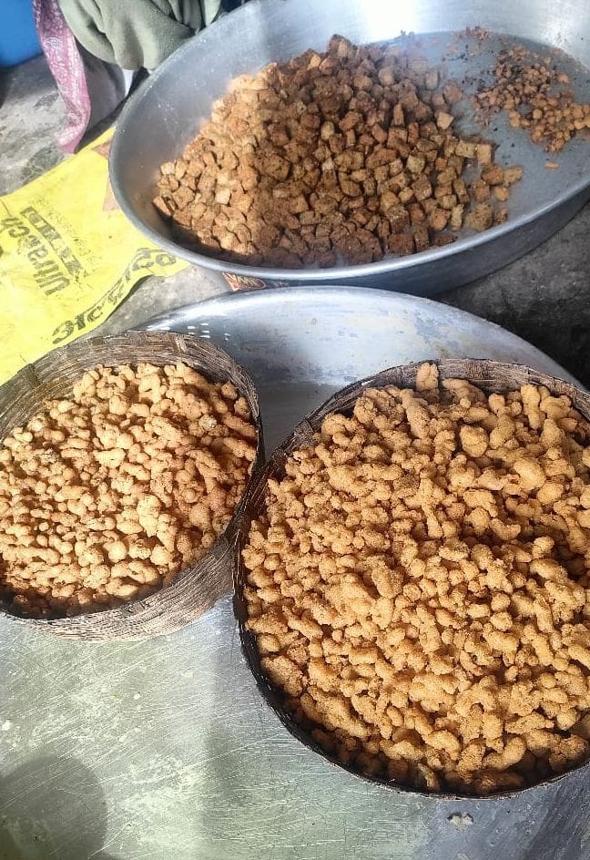 टिहरा क्षेत्र के तनिहार में अचार चटनी तैयार करती स्वयं सहायता समूह की महिलाएं। स्रोत : संगठन