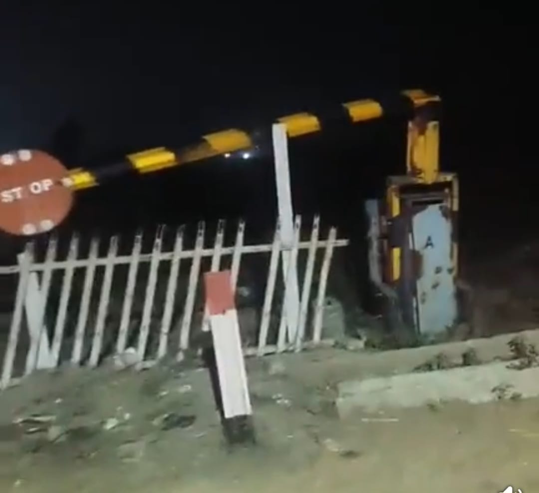 टक्कर लगने के बाद टूटा फाटक