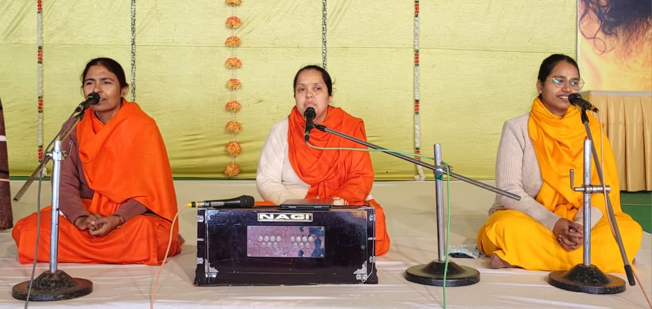 दिव्य ज्योति आश्रम में सत्संग सुनती संगत। स्वयं