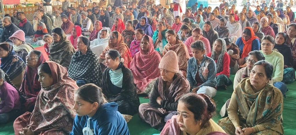 दिव्य ज्योति जागृति संस्थान आश्रम में सत्संग के दौरान प्रवचन करतीं साध्वियां। संस्थान दिव्य ज्योति जागृति संस्थान आश्रम में सत्संग के दौरान प्रवचन करतीं साध्वियां। संस्थान