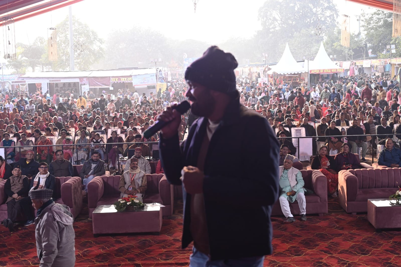 उत्तरायणी कौथिग के पांचवें दिन उत्तराखंड के मशहूर कलाकार गोविंद दिगारी ने अपने लोकगीतों पर पर्व उत्तरायणी कौथिग के पांचवें दिन उत्तराखंड के मशहूर कलाकार गोविंद दिगारी ने अपने लोकगीतों पर पर्व