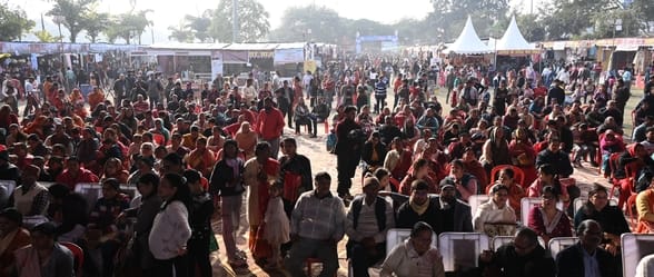 उत्तरायणी कौथिग के पांचवें दिन उत्तराखंड के मशहूर कलाकार गोविंद दिगारी ने अपने लोकगीतों पर पर्व उत्तरायणी कौथिग के पांचवें दिन उत्तराखंड के मशहूर कलाकार गोविंद दिगारी ने अपने लोकगीतों पर पर्व