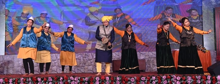 उत्तरायणी कौथिग के पांचवें दिन उत्तराखंड के मशहूर कलाकार गोविंद दिगारी ने अपने लोकगीतों पर पर्व उत्तरायणी कौथिग के पांचवें दिन उत्तराखंड के मशहूर कलाकार गोविंद दिगारी ने अपने लोकगीतों पर पर्व
