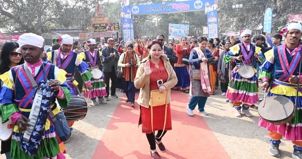 उत्तरायणी कौथिग के पांचवें दिन उत्तराखंड के मशहूर कलाकार गोविंद दिगारी ने अपने लोकगीतों पर पर्व उत्तरायणी कौथिग के पांचवें दिन उत्तराखंड के मशहूर कलाकार गोविंद दिगारी ने अपने लोकगीतों पर पर्व