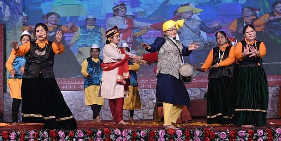 उत्तरायणी कौथिग के पांचवें दिन उत्तराखंड के मशहूर कलाकार गोविंद दिगारी ने अपने लोकगीतों पर पर्व उत्तरायणी कौथिग के पांचवें दिन उत्तराखंड के मशहूर कलाकार गोविंद दिगारी ने अपने लोकगीतों पर पर्व